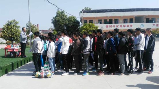 执考教师对学生进行集中教育