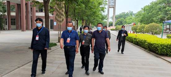 说明: 渭南市教育局党组成员、副局长柴新宏,市教育考试中心主任张炜等领导深入考点巡察指导组考工作2